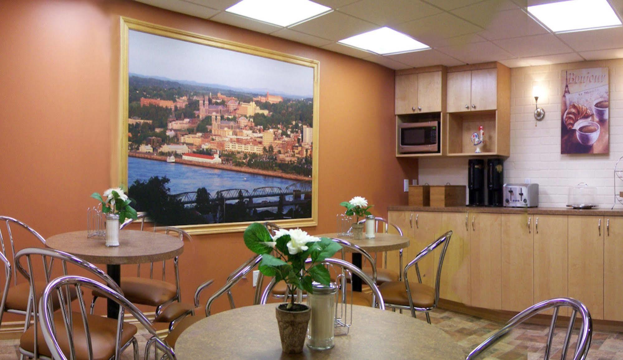 Auberge Centre Ville Chicoutimi Extérieur photo
